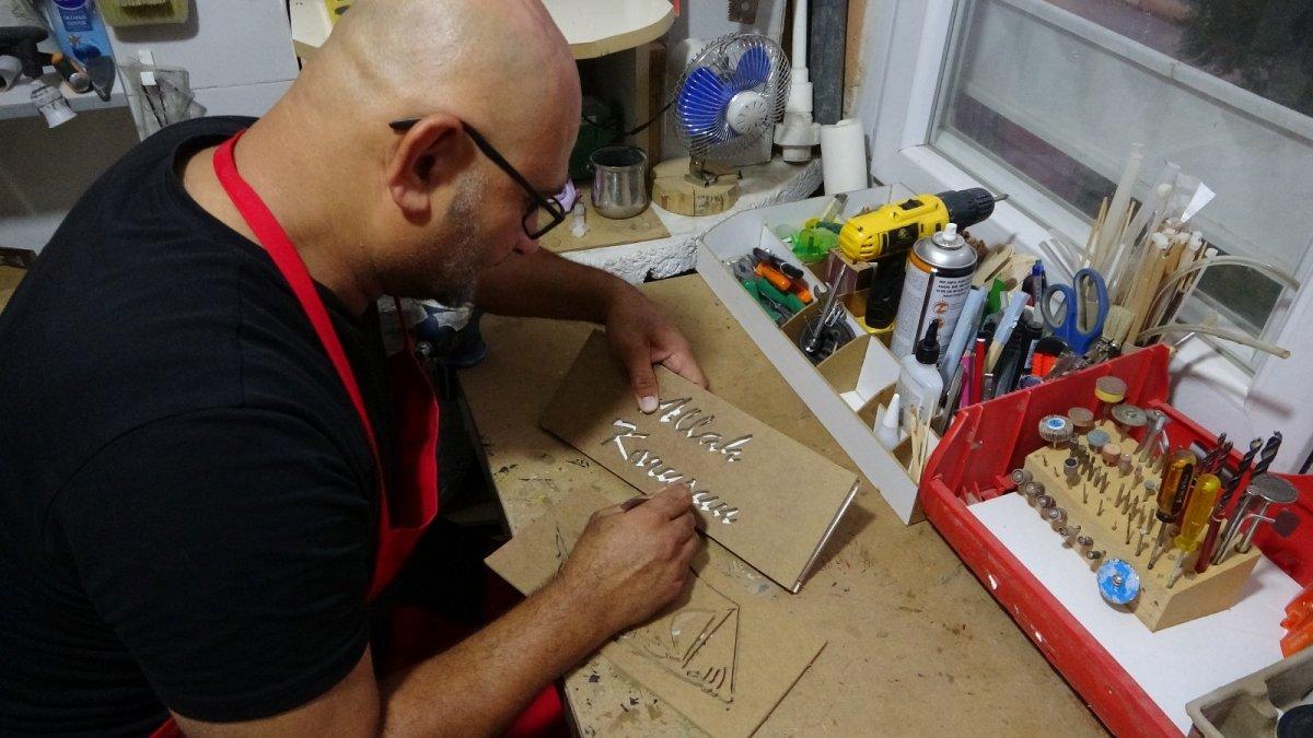 Adana'da oğlunun ödeviyle yeteneğini keşfetti