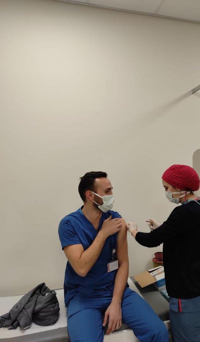 Düğünlerini yapamayan çift, birlikte aşı çalışmalarına katıldı