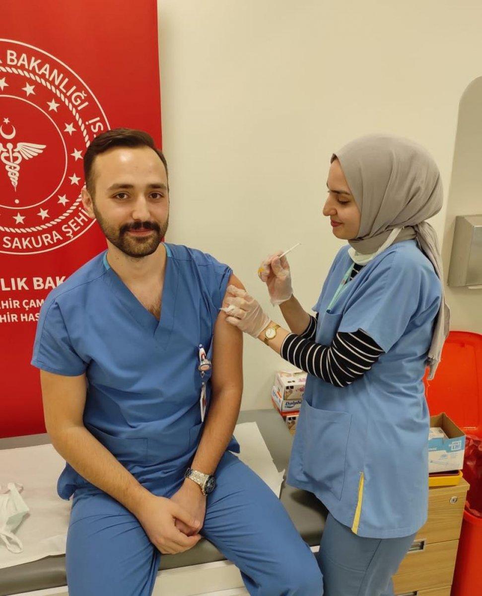 Düğünlerini yapamayan çift, birlikte aşı çalışmalarına katıldı