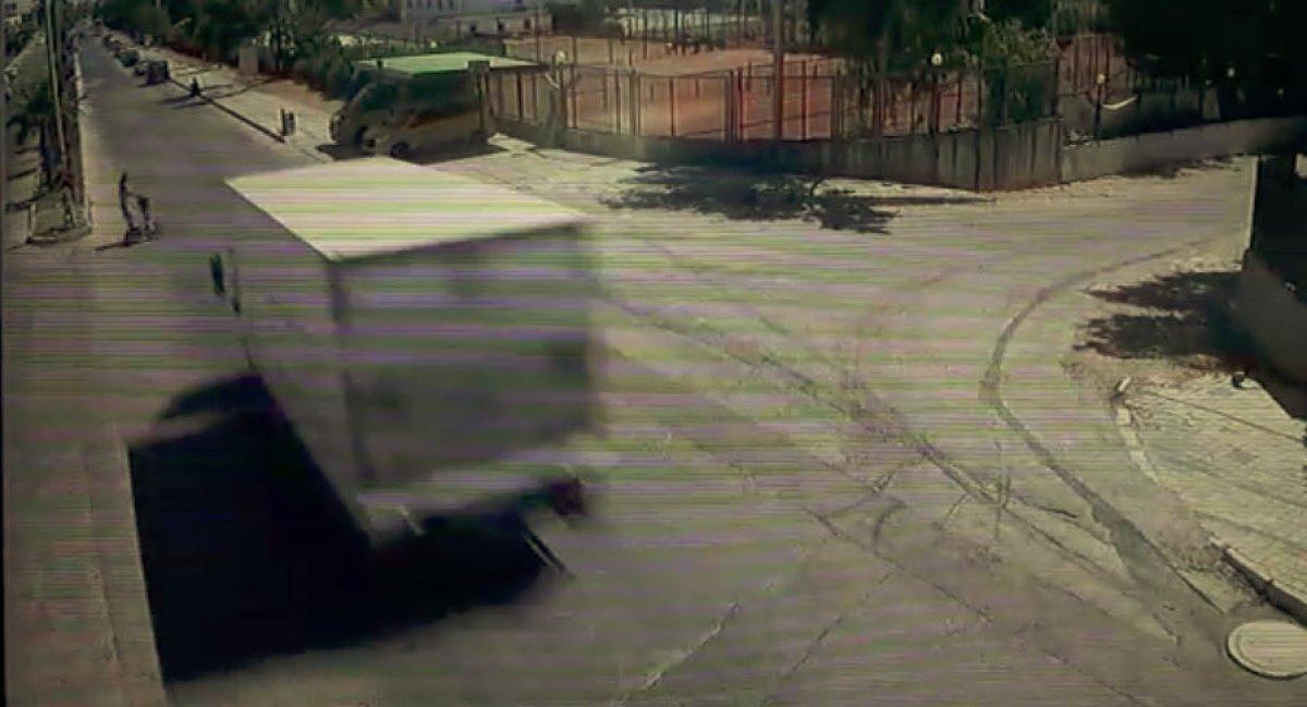 Antalya'da seyir halindeki kamyon elektrikli bisiklete çarptı