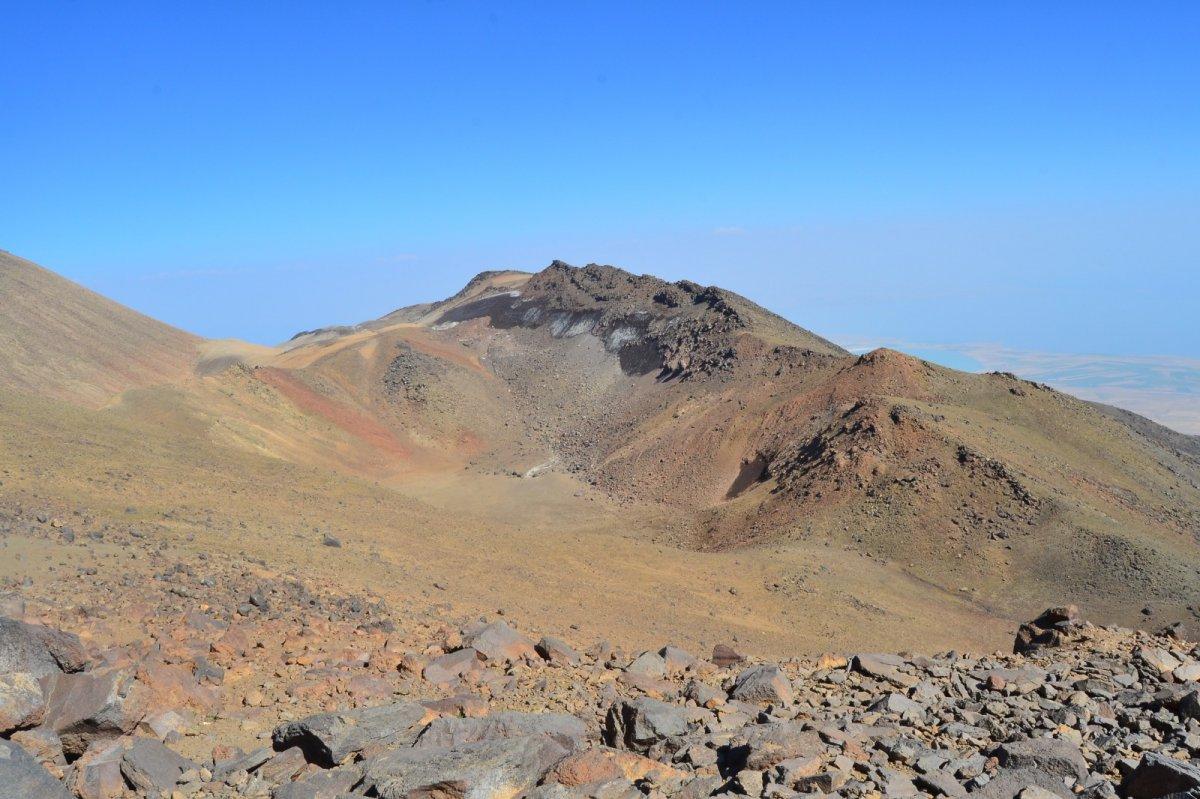 Süphan Dağı'nda 3 krater gölünün kuruduğu belirlendi