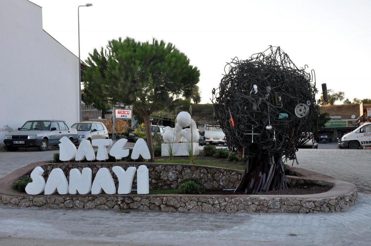 Datça’da sanayi girişine konulan heykel esnafı şaşırttı