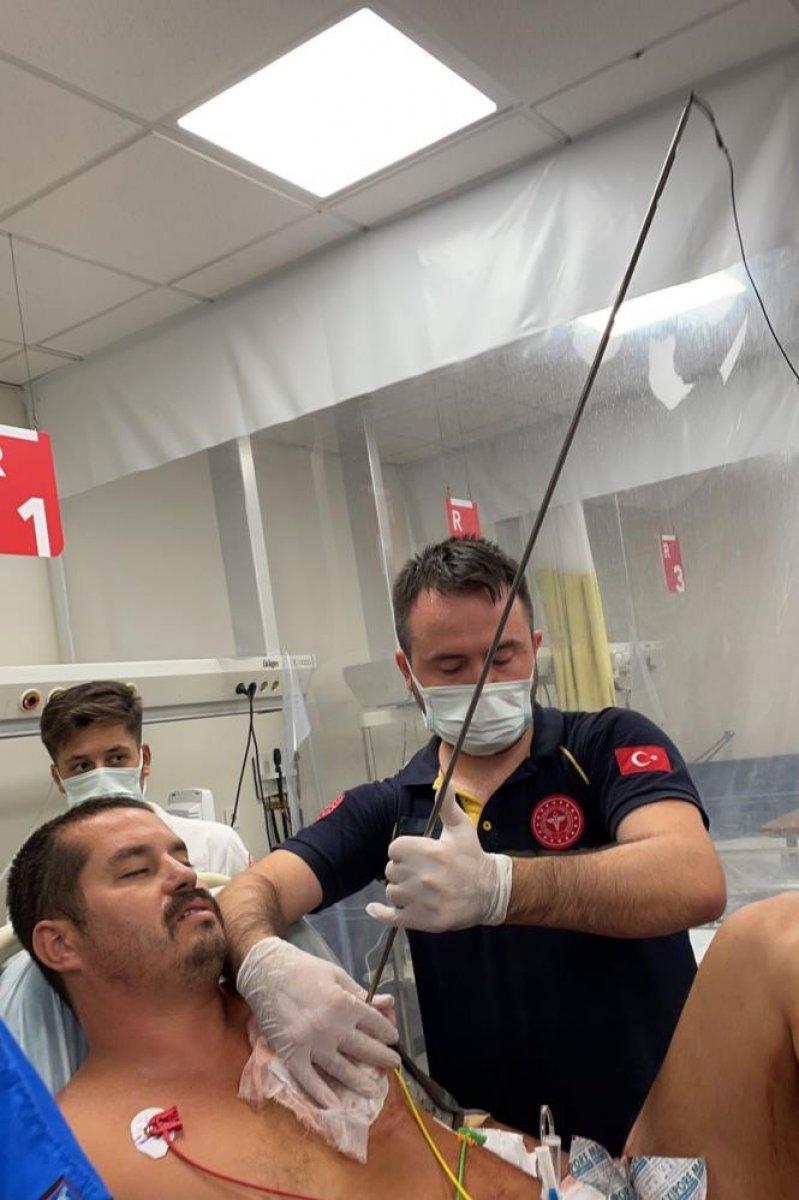 İzmir'de balık avlayan adamın kalbine zıpkın saplandı