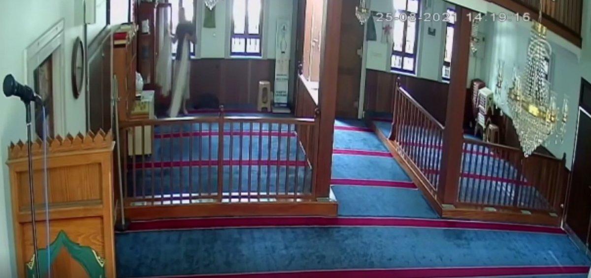 Kağıthane'deki camiden bu kez musluk değil cübbe çalındı