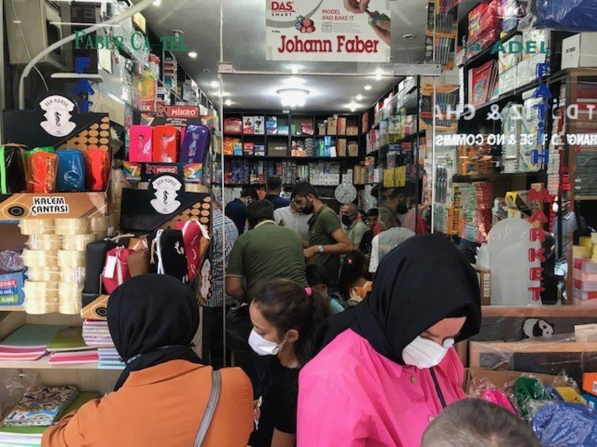 Eminönü’nde okul alışverişi yoğunluğu