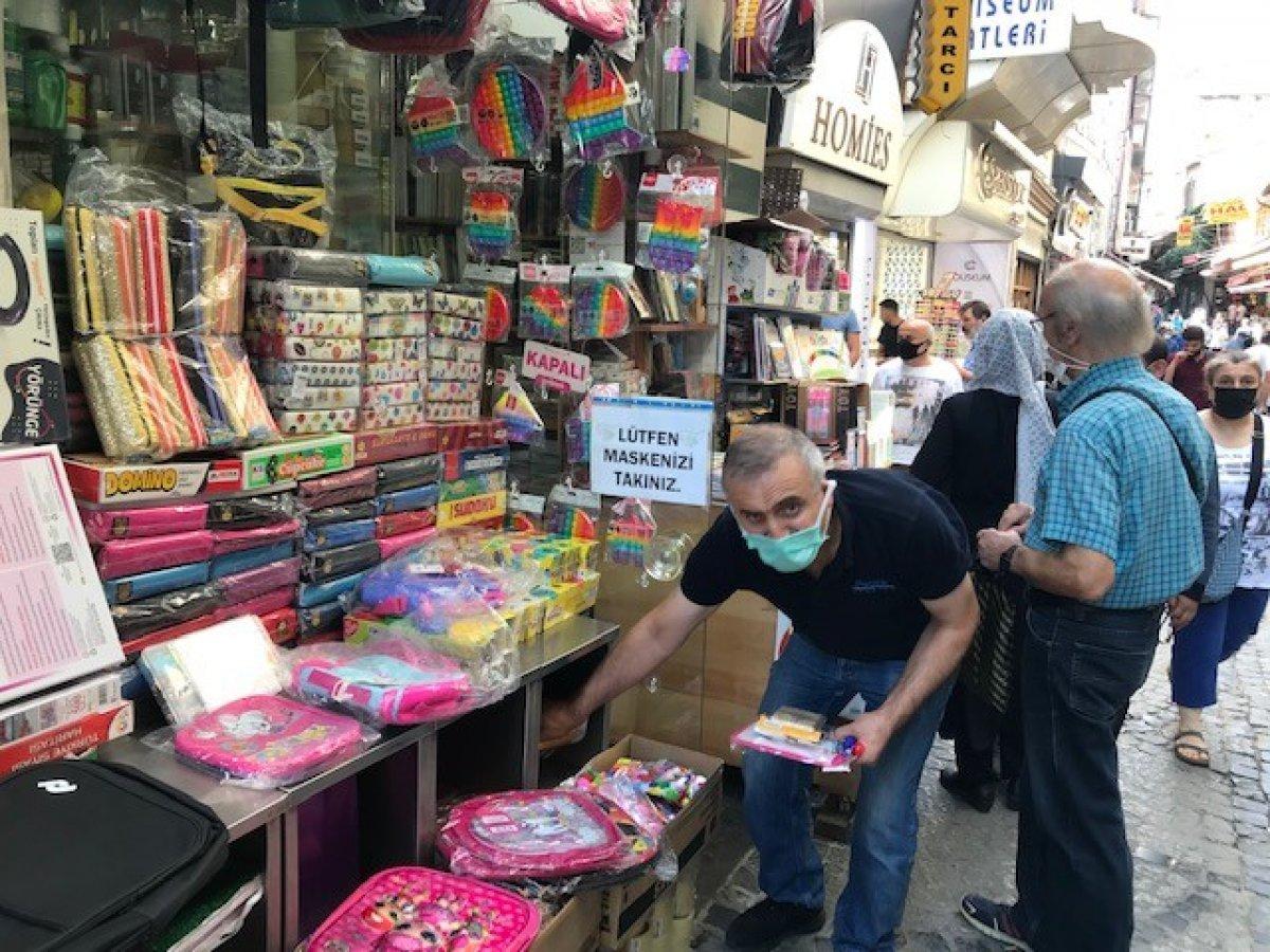 Eminönü’nde okul alışverişi yoğunluğu