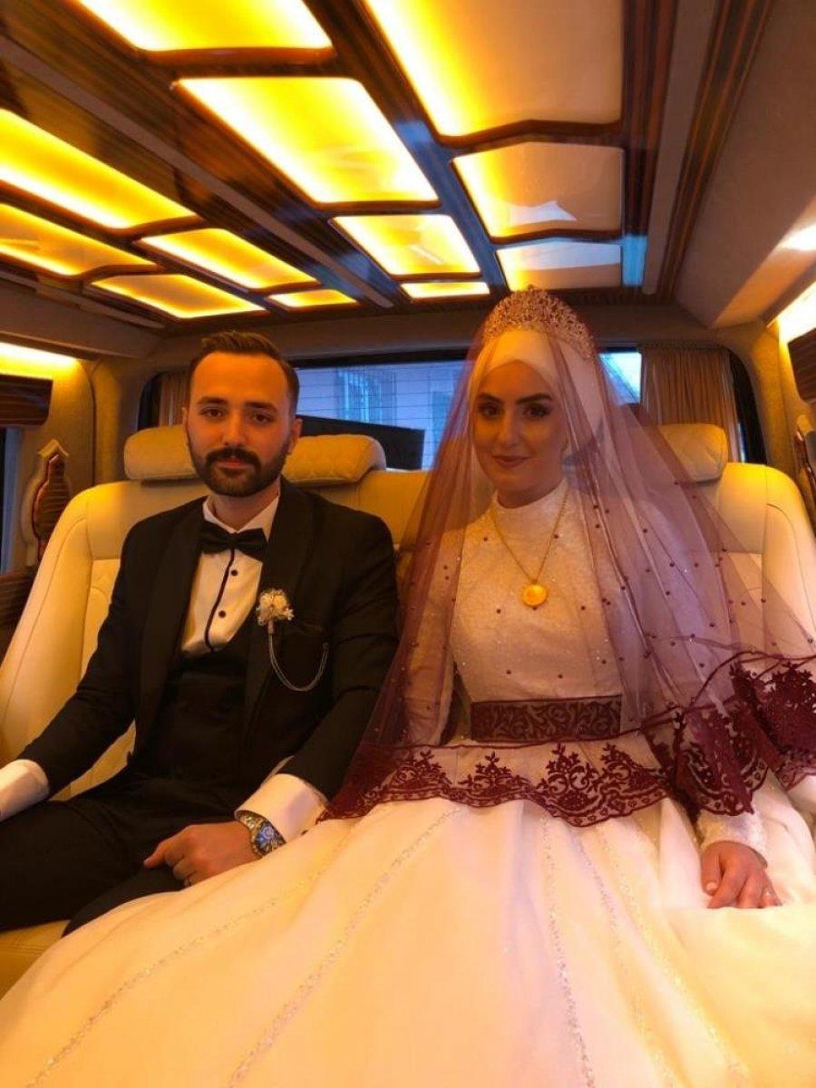 Düğünlerini yapamayan çift, birlikte aşı çalışmalarına katıldı