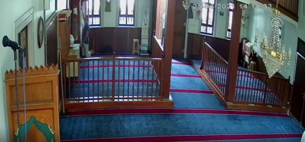 Kağıthane'deki camiden bu kez musluk değil cübbe çalındı