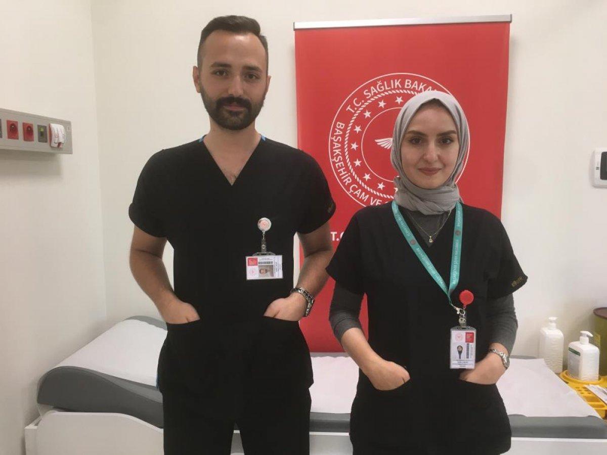 Düğünlerini yapamayan çift, birlikte aşı çalışmalarına katıldı