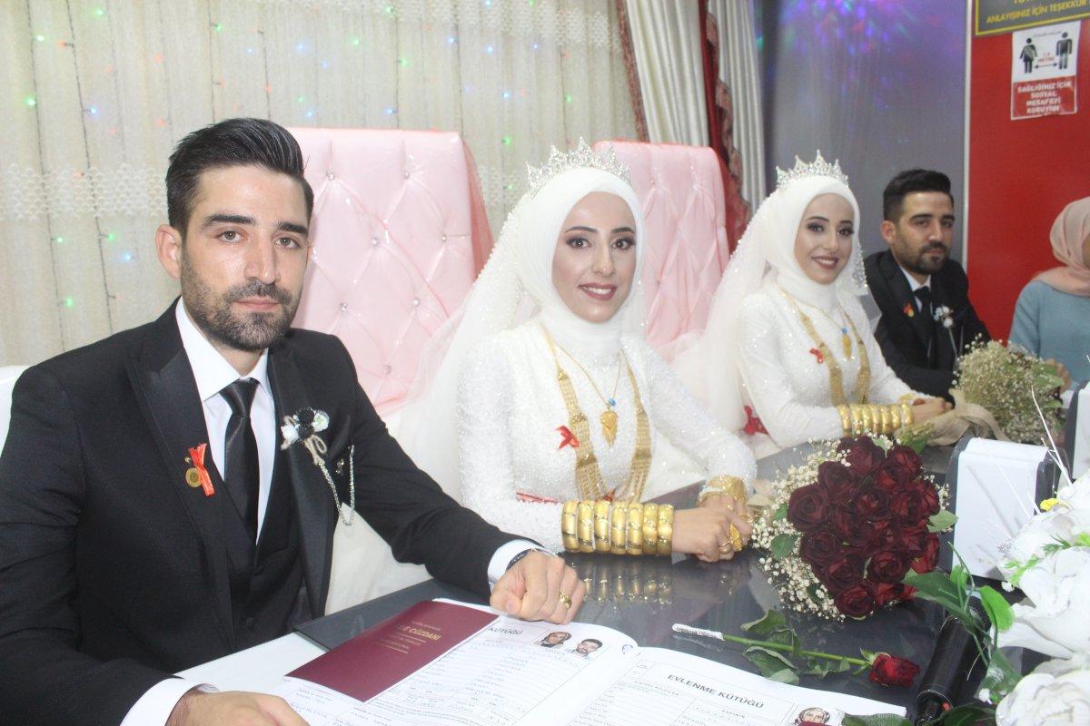 Adıyaman'da ikiz kardeşlerin çifte mutluluğu