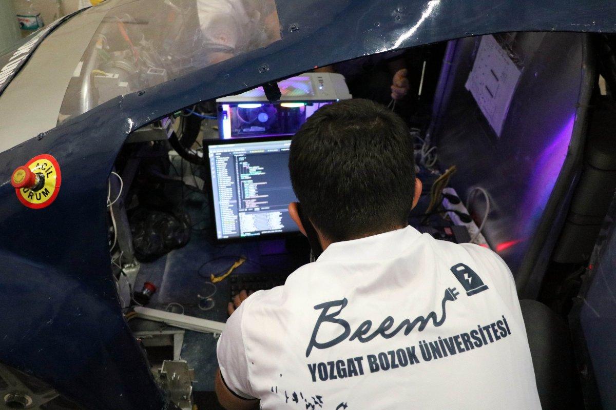 Yozgat'ta üniversiteliler trafik levhası okuyabilen sürücüsüz araç tasarladı