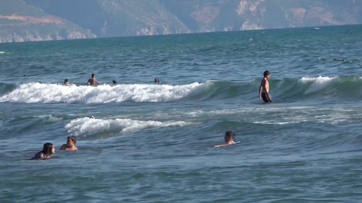 Hatay'da petrolün içinde yüzen kişi: Daha pis yerlerde çalıştım