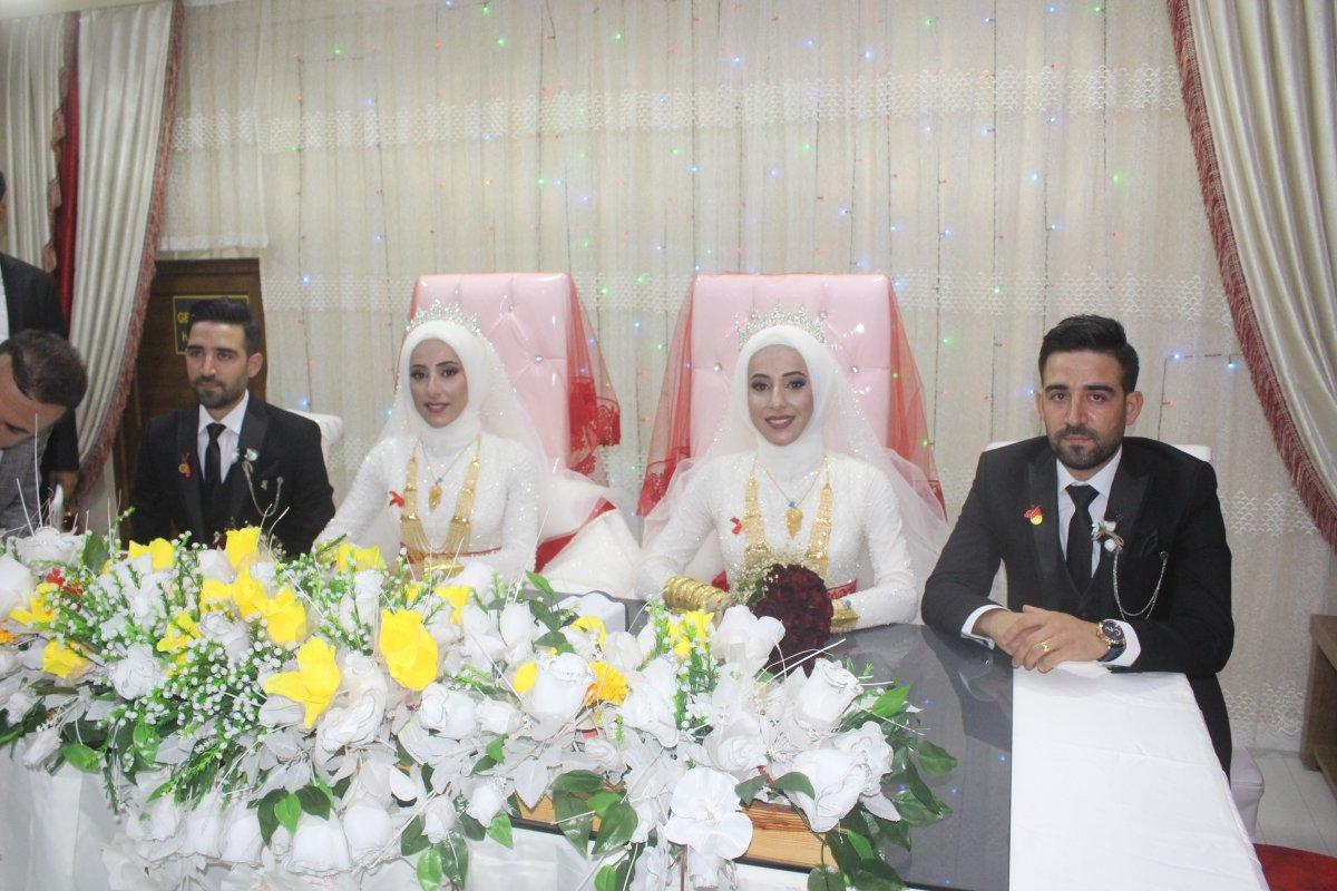 Adıyaman'da ikiz kardeşlerin çifte mutluluğu