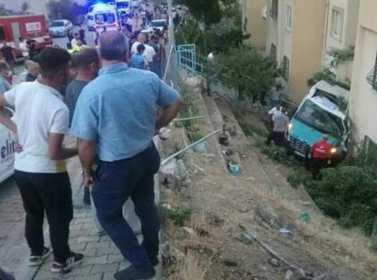 İzmir'de düğüne giden minibüs apartman bahçesine düştü: 20 yaralı