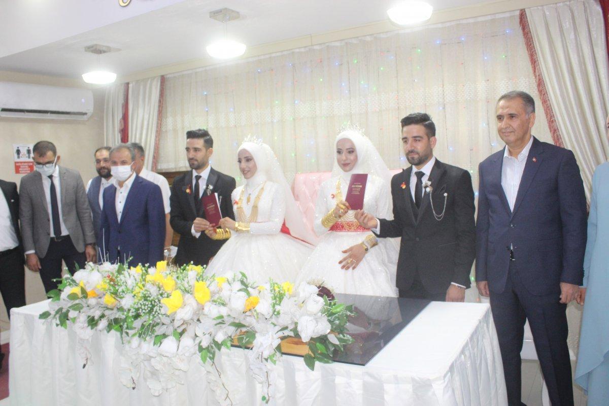 Adıyaman'da ikiz kardeşlerin çifte mutluluğu