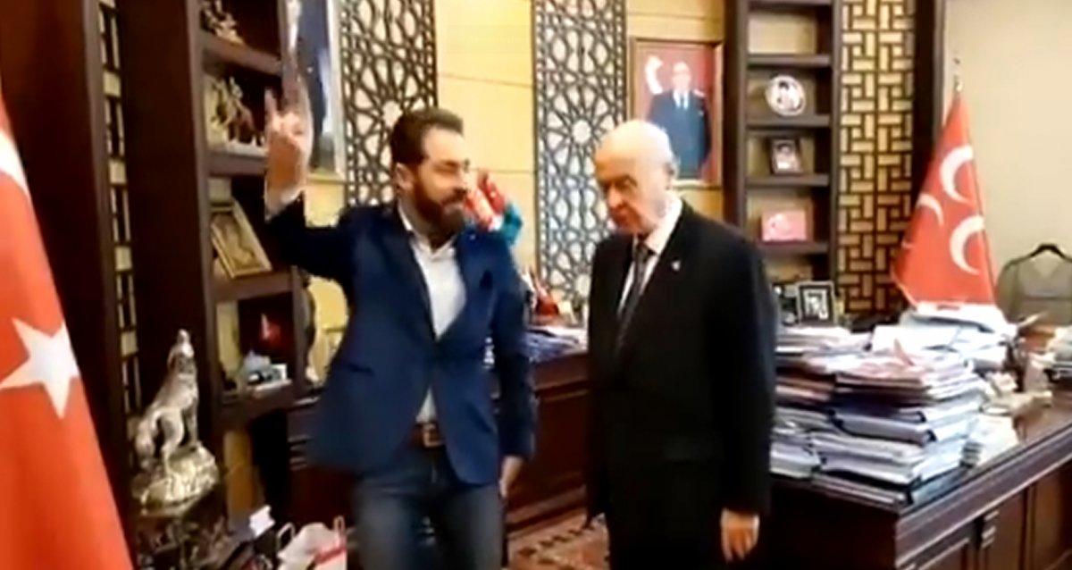 Devlet Bahçeli'nin yanında Bahçeli taklidi yapan komedyen