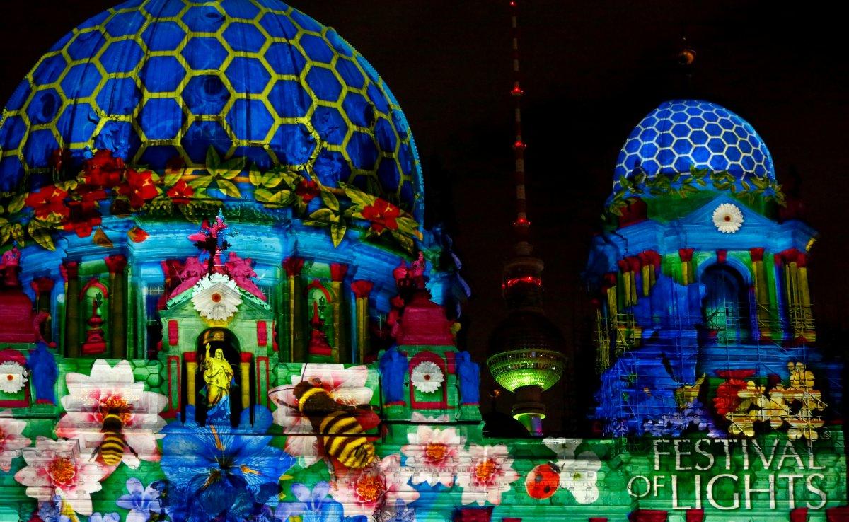 Berlin'de ışık festivali büyüledi