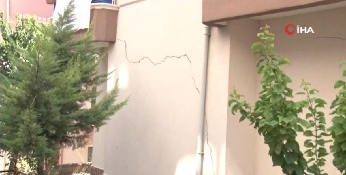 Ankara’da bina çatladı, bina sakinleri araçlarında sabahladı