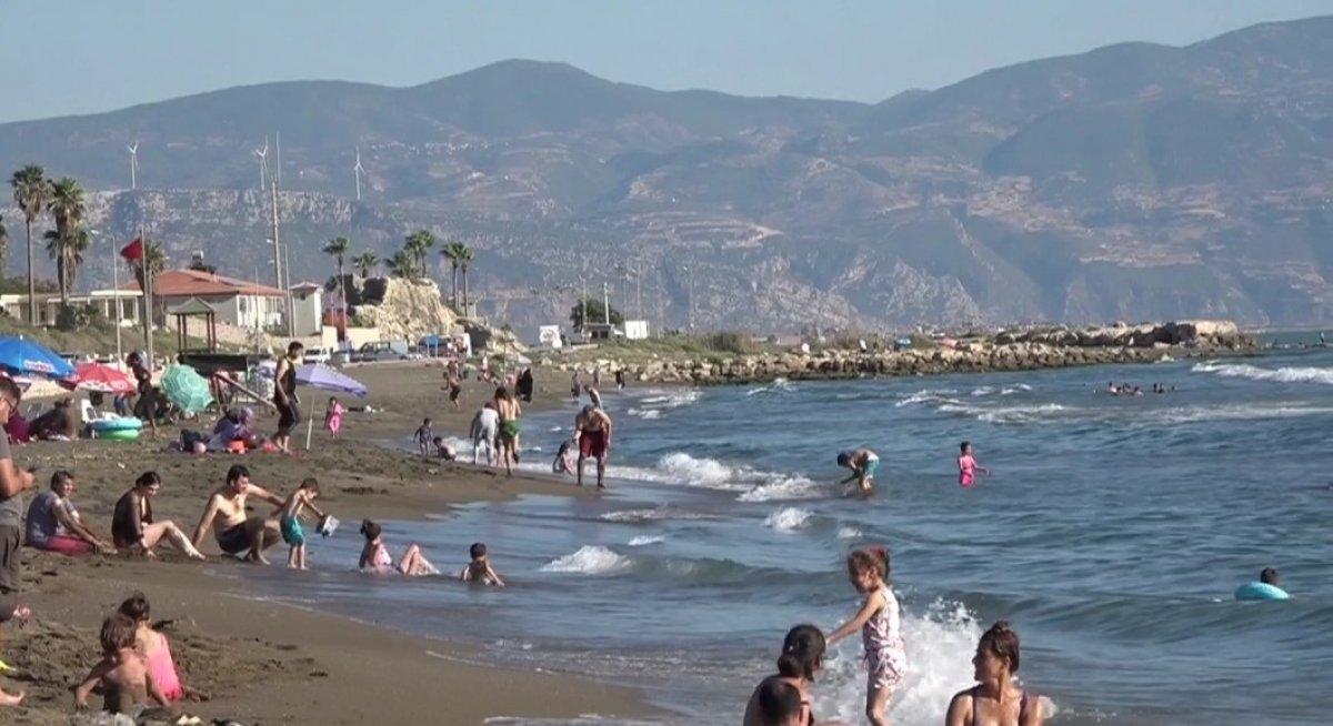 Hatay'da petrolün içinde yüzen kişi: Daha pis yerlerde çalıştım