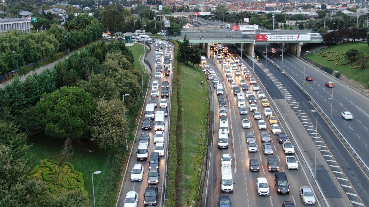 Okullar açıldı, İstanbul trafiği durma noktasına geldi