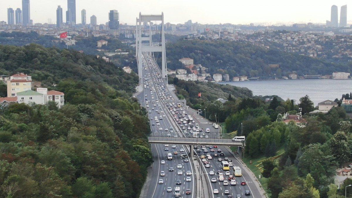 Okullar açıldı, İstanbul trafiği durma noktasına geldi
