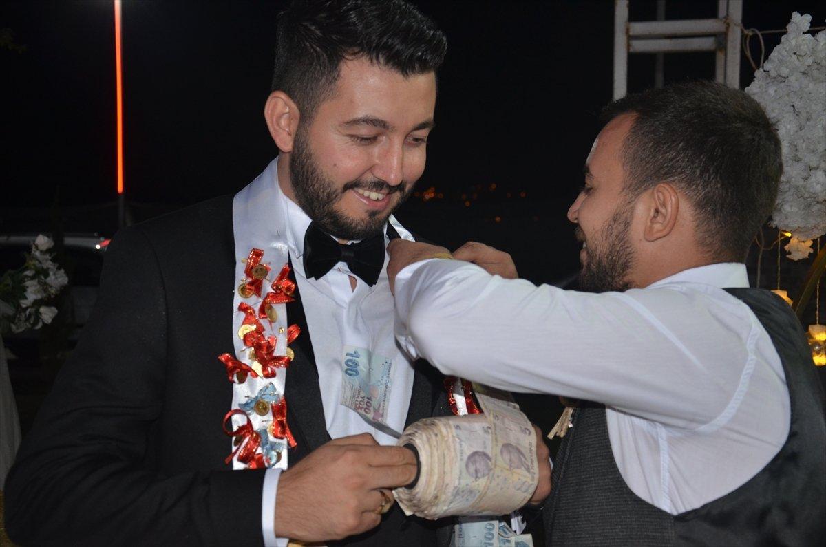 Aydın'da damada 5 liralık banknotlar takıldı