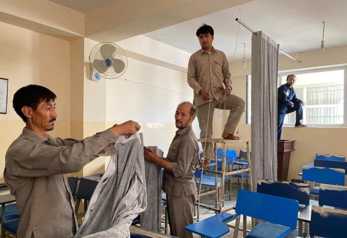 Taliban, kız ve erkek öğrencilerin arasına perde çekti