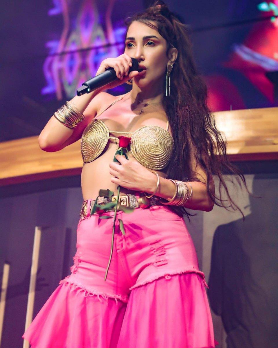 Hande Yener, sütyenle sahneye çıktı