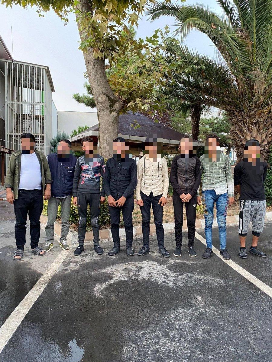 Kocaeli'de aracın bagaj ve yolcu kısmından 8 kaçak göçmen çıktı