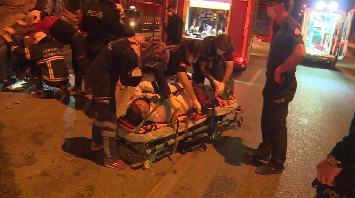 Isparta'da otomobil aşırı hız sonucu takla attı