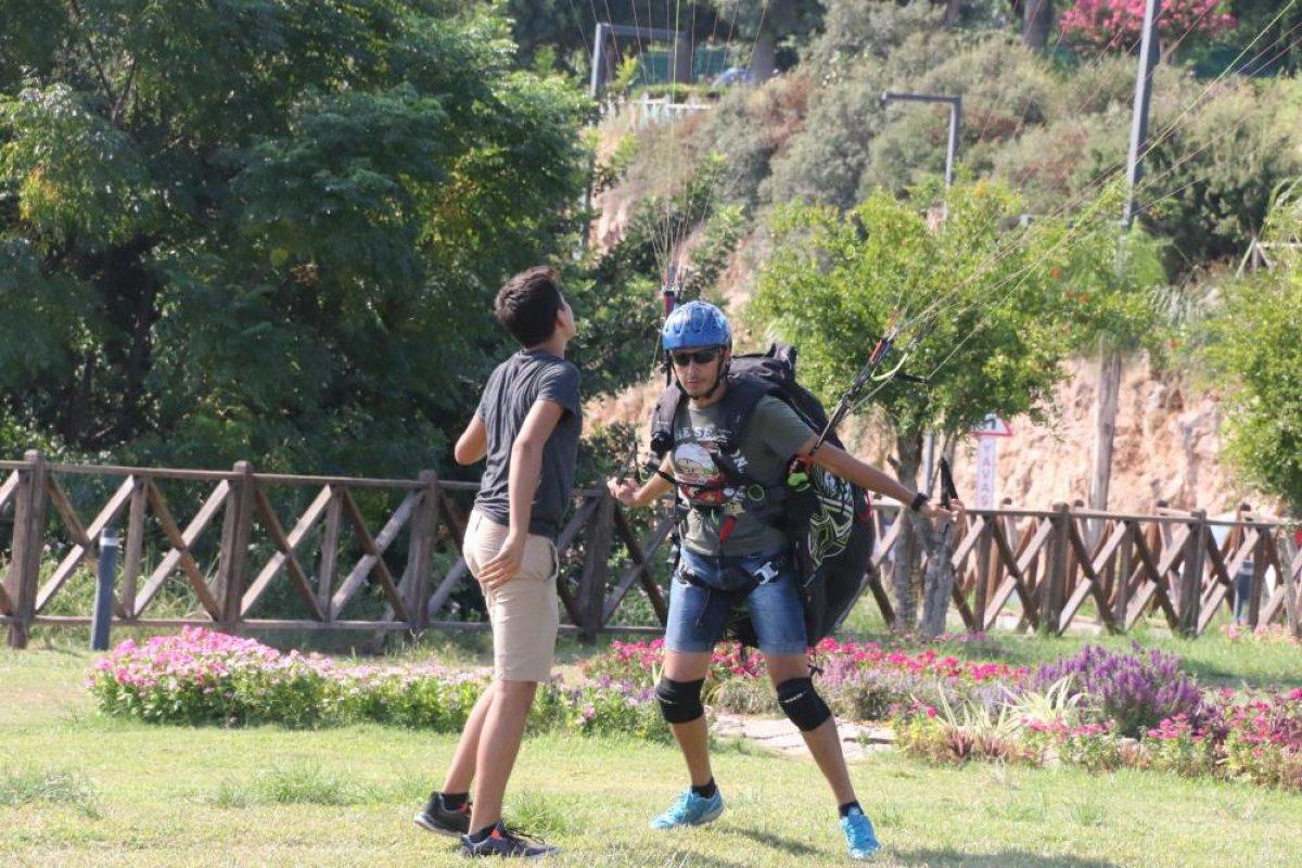 Antalya’da yasağa rağmen yamaç paraşütü yaptılar