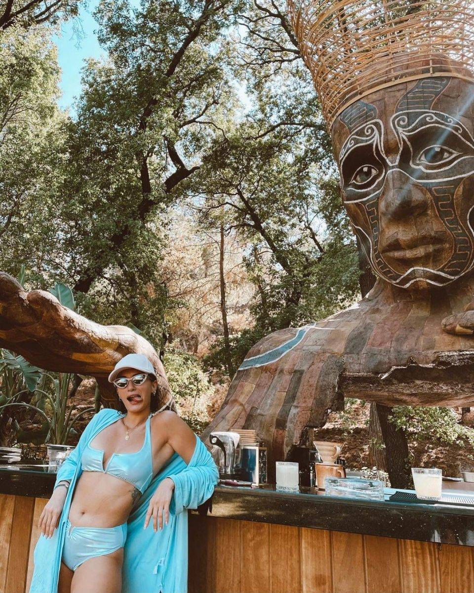 Hande Doğandemir'den bikinili yaza veda fotoğrafları