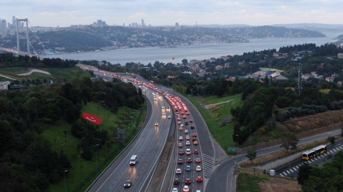 Okullar açıldı, İstanbul trafiği durma noktasına geldi