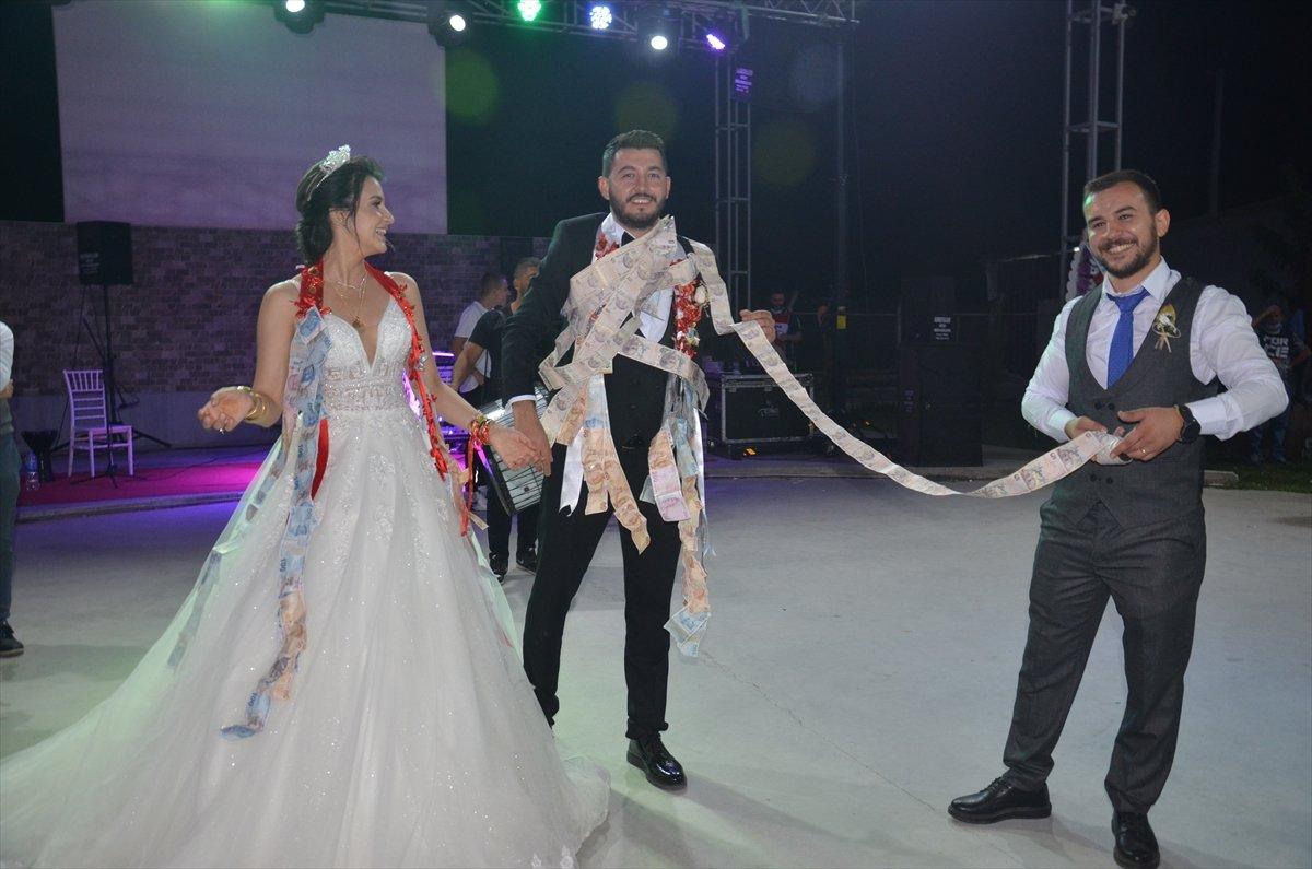 Aydın'da damada 5 liralık banknotlar takıldı