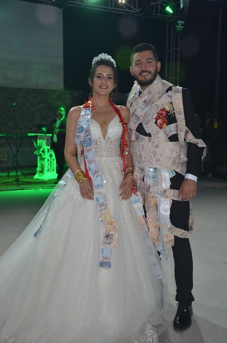 Aydın'da damada 5 liralık banknotlar takıldı