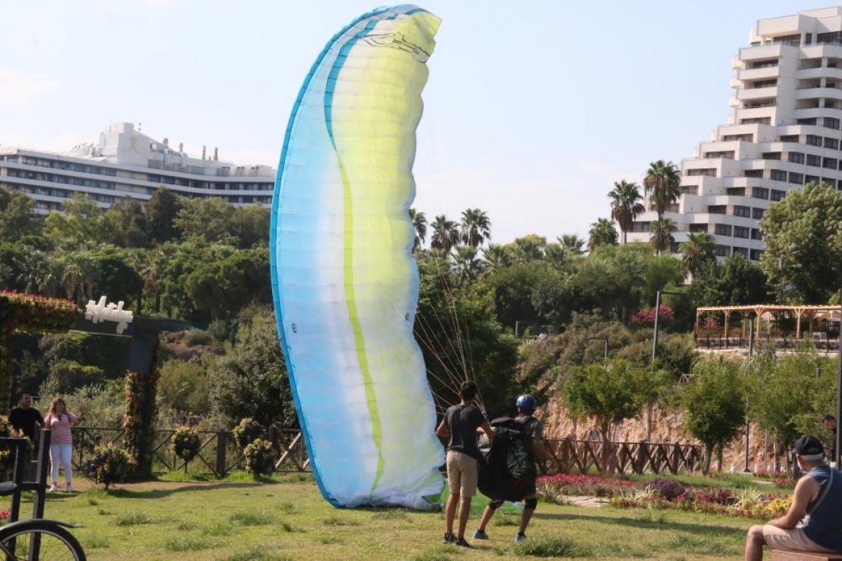 Antalya’da yasağa rağmen yamaç paraşütü yaptılar