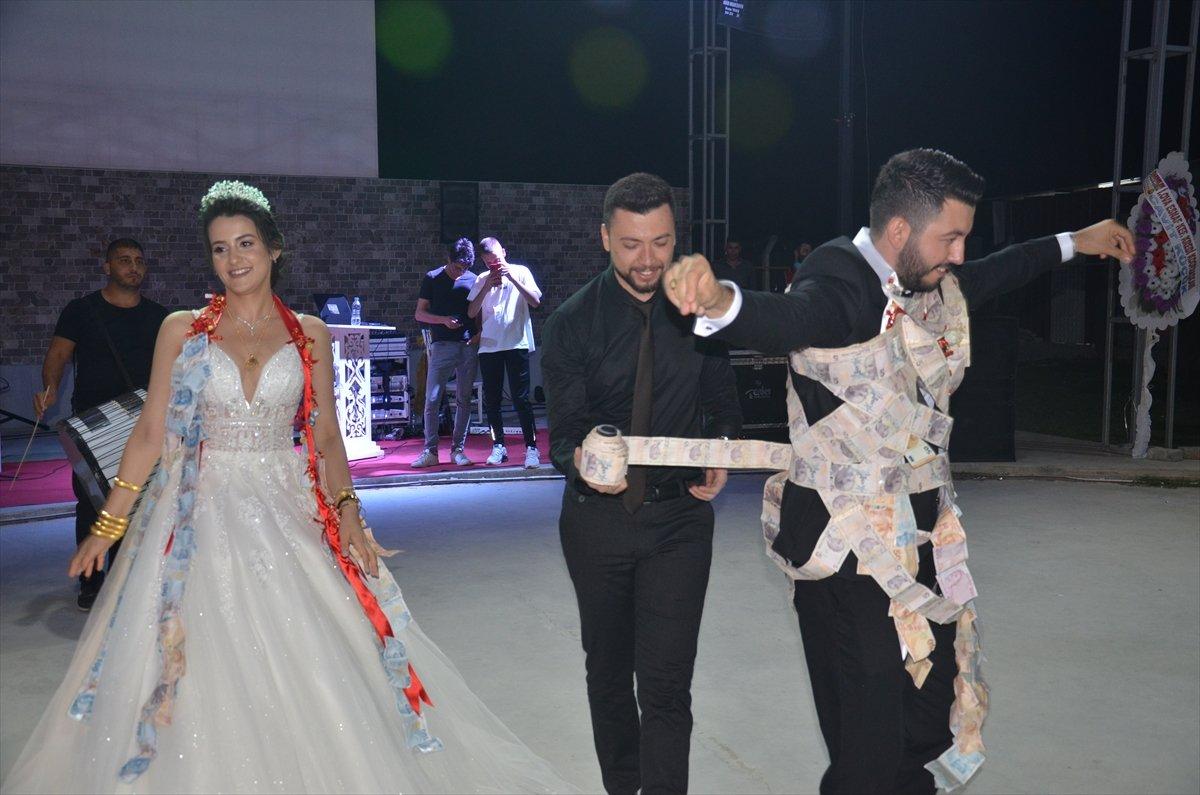 Aydın'da damada 5 liralık banknotlar takıldı