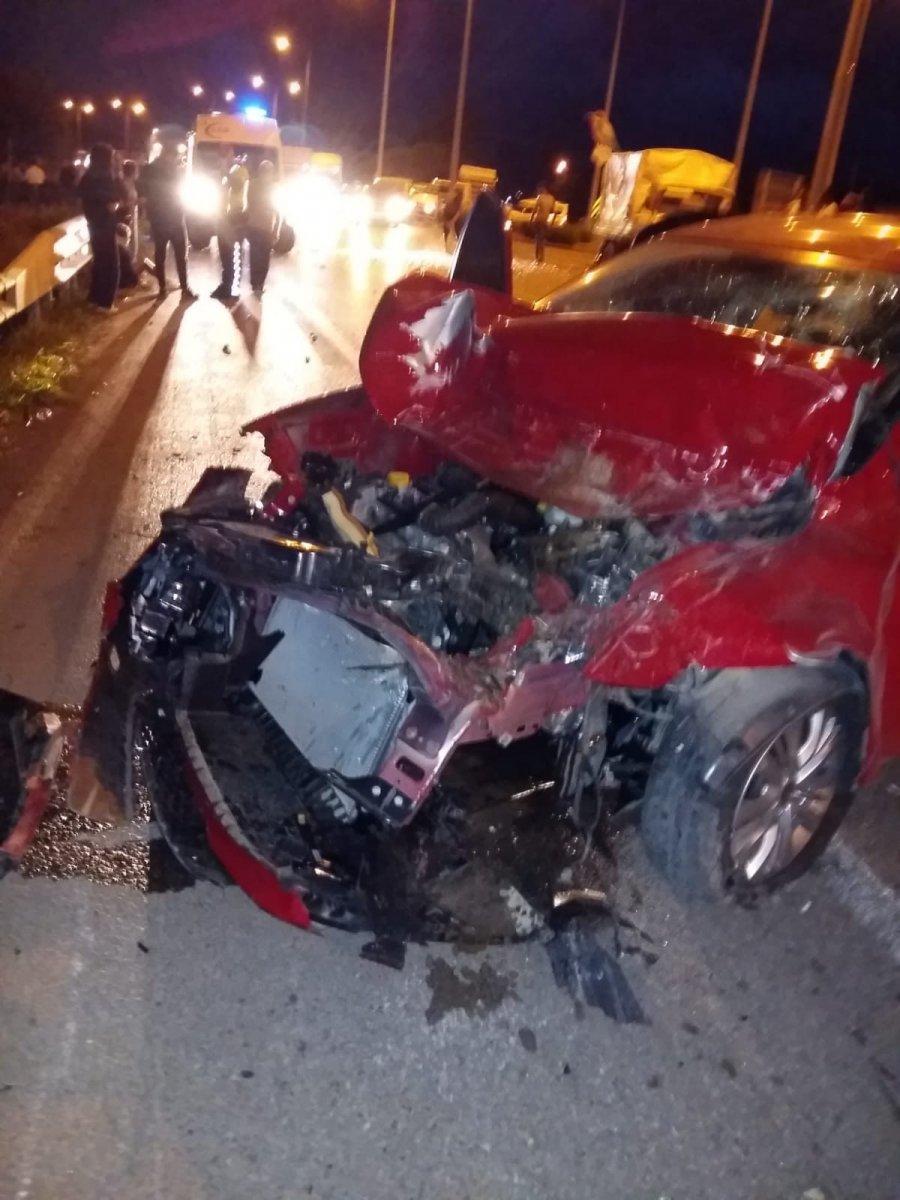 Samsun'da otomobil kamyonete çarptı