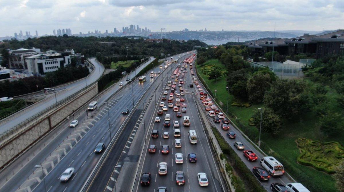 Okullar açıldı, İstanbul trafiği durma noktasına geldi