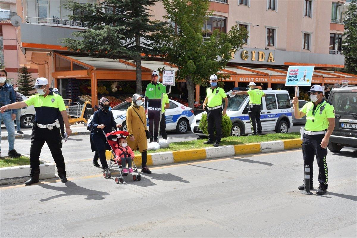 Çorum'da yaya geçitlerinde, model polis uygulaması başladı