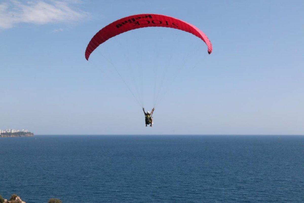 Antalya’da yasağa rağmen yamaç paraşütü yaptılar
