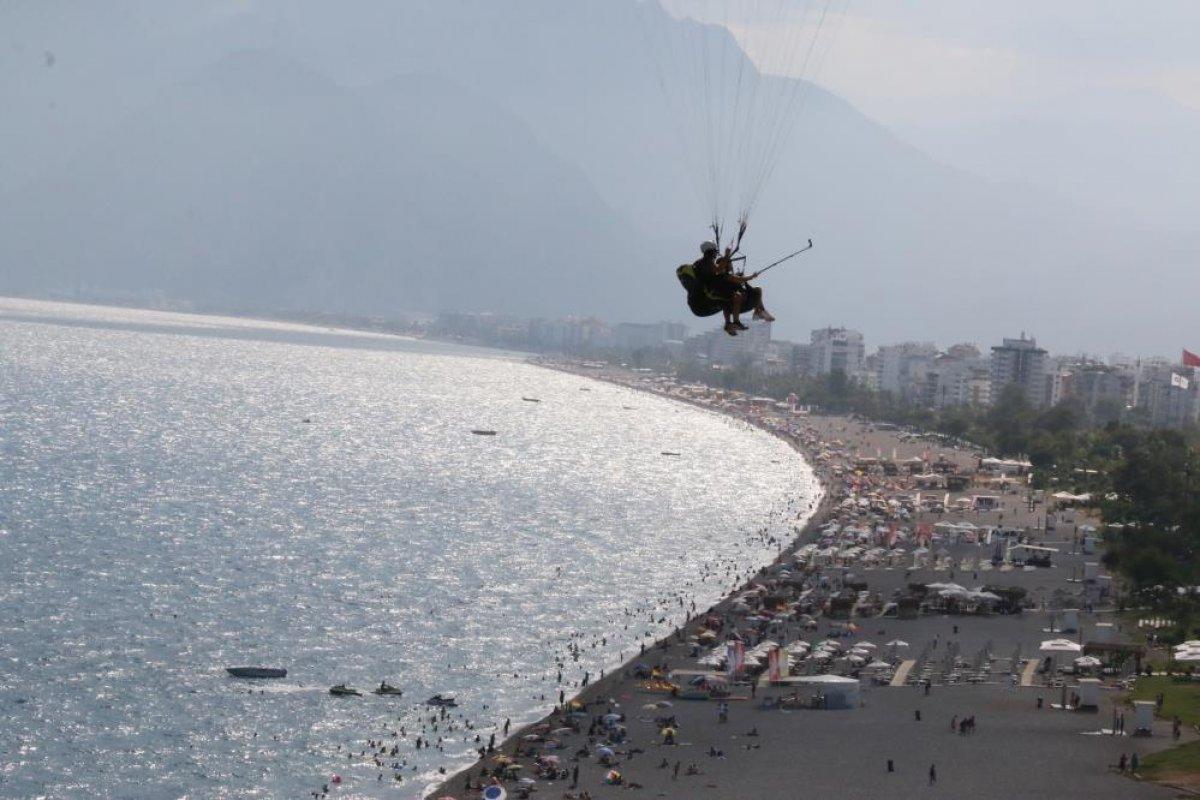Antalya’da yasağa rağmen yamaç paraşütü yaptılar