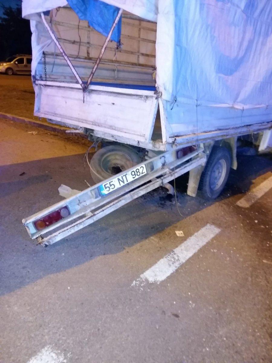 Samsun'da otomobil kamyonete çarptı