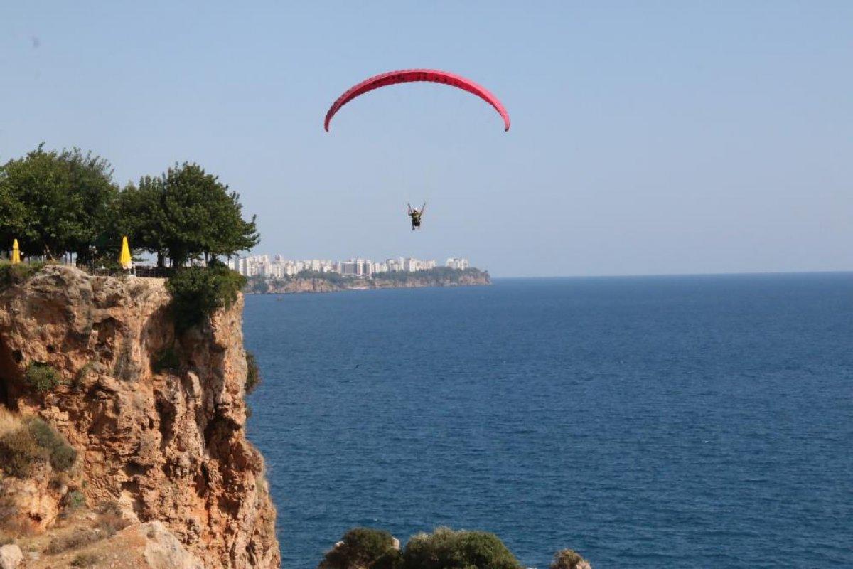 Antalya’da yasağa rağmen yamaç paraşütü yaptılar