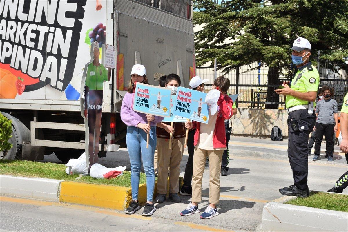 Çorum'da yaya geçitlerinde, model polis uygulaması başladı