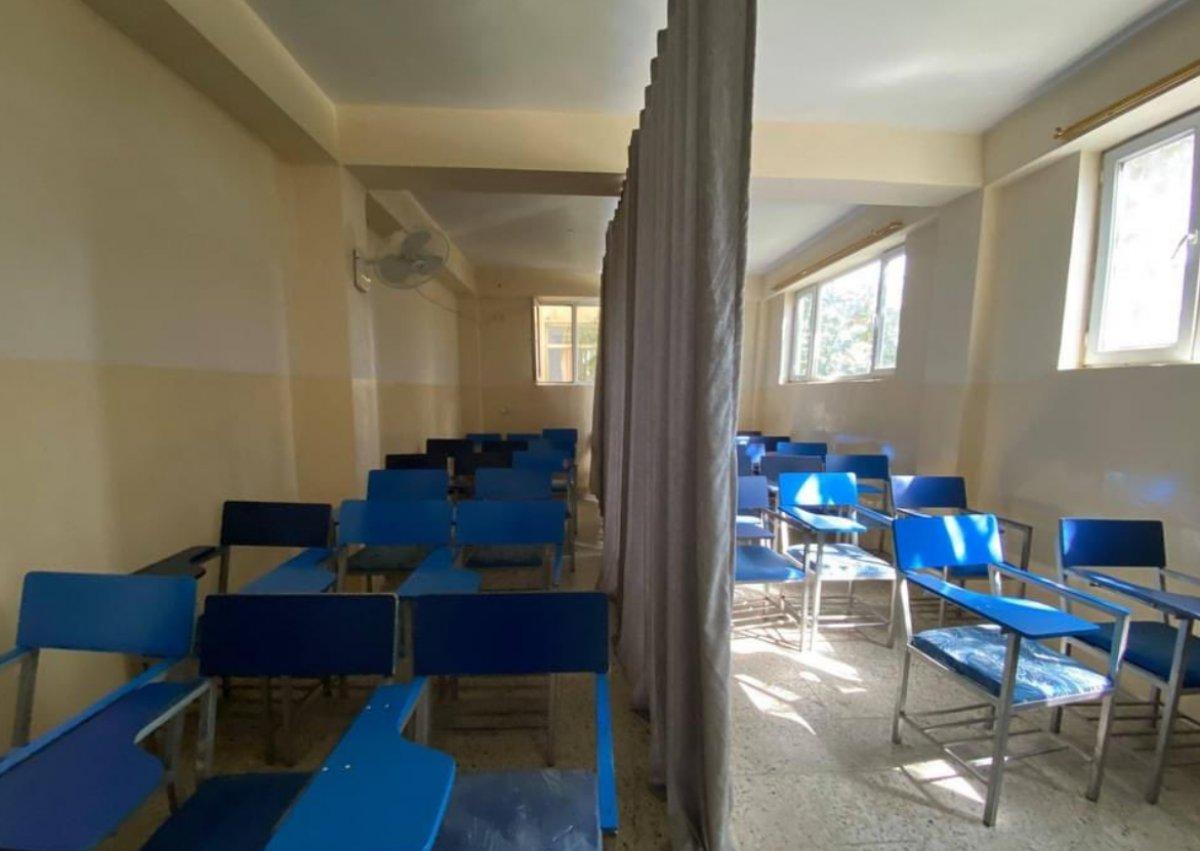 Taliban, kız ve erkek öğrencilerin arasına perde çekti