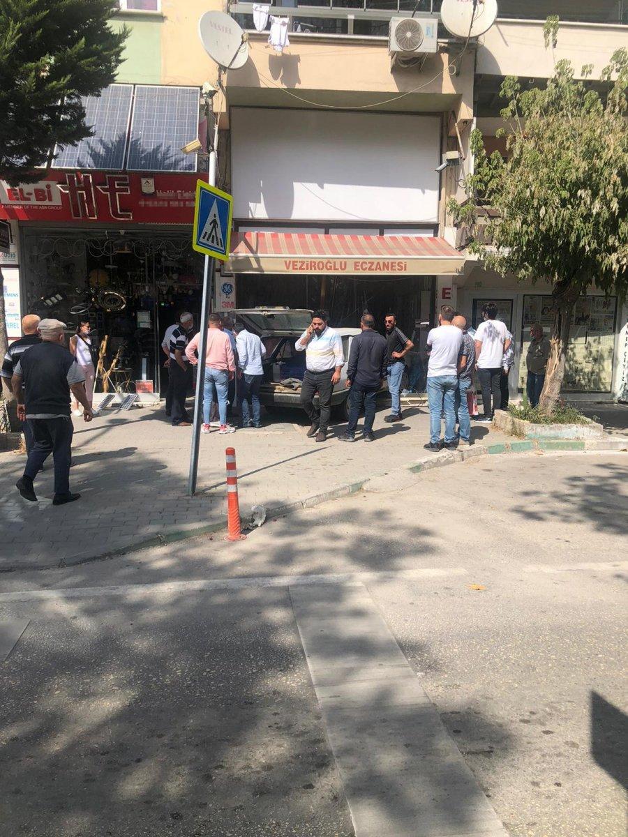 Bursa'da ablasına kızdı, dükkanına otomobille girdi