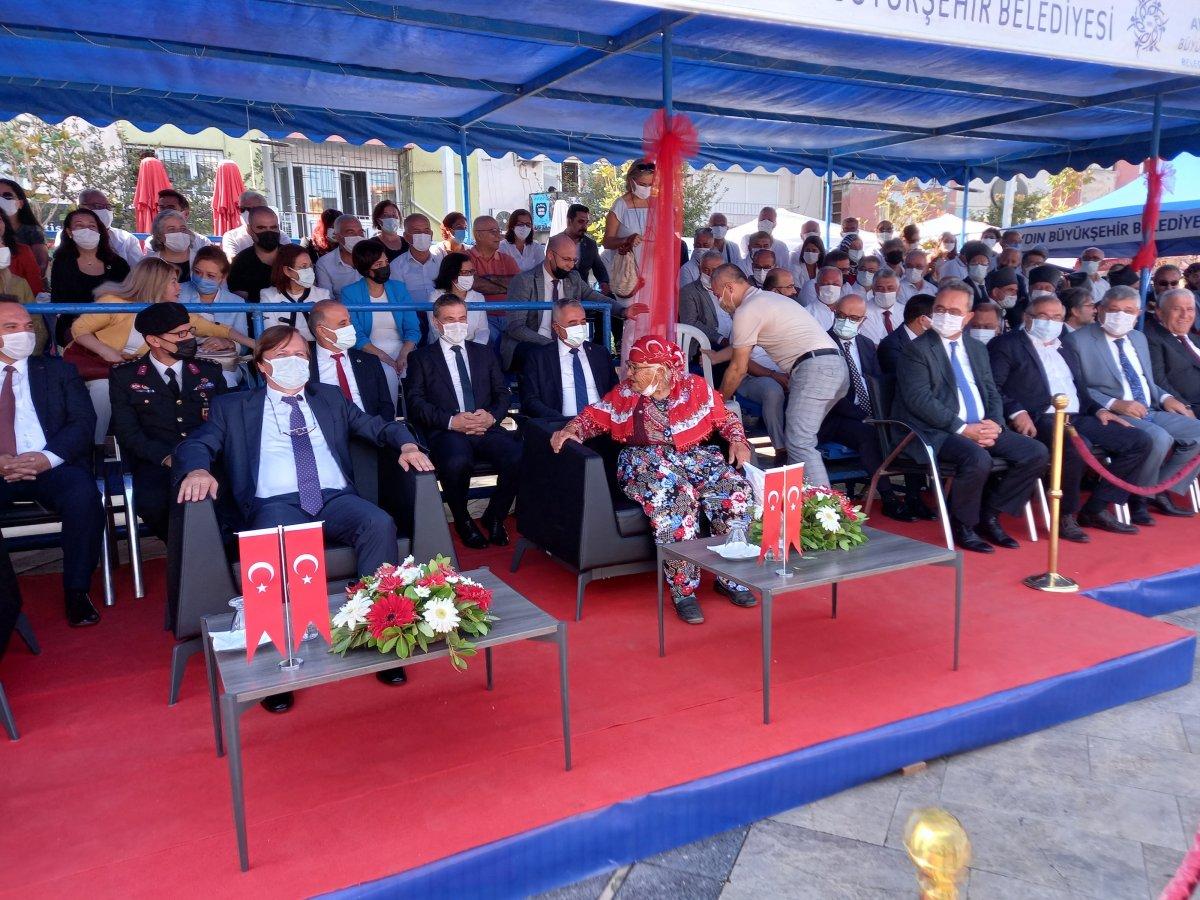 Aydın'da protokolde belediye başkanının koltuğuna oturmak isteyen yaşlı kadın