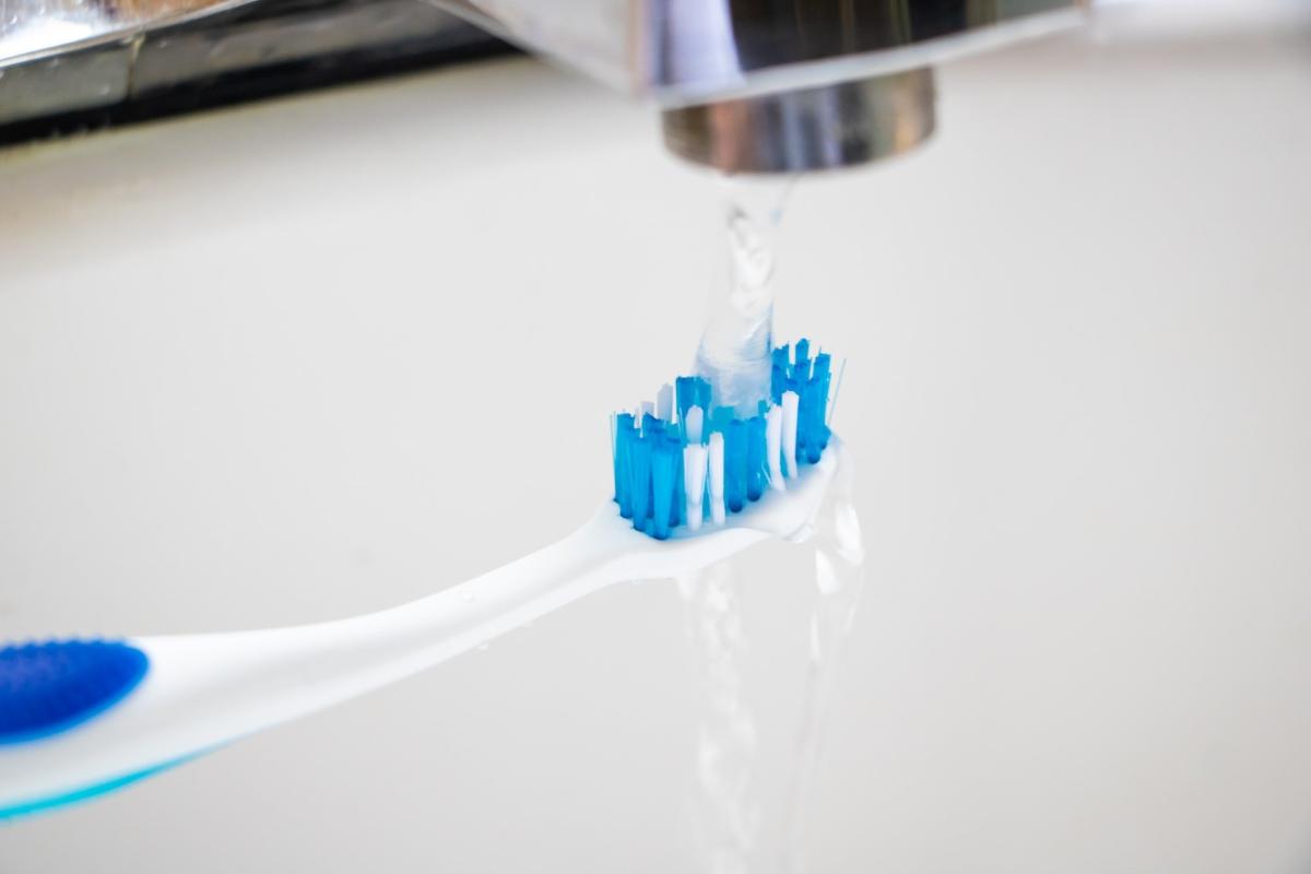 Sert fırçalanan dişler 'fırça çürüğüne' yol açıyor