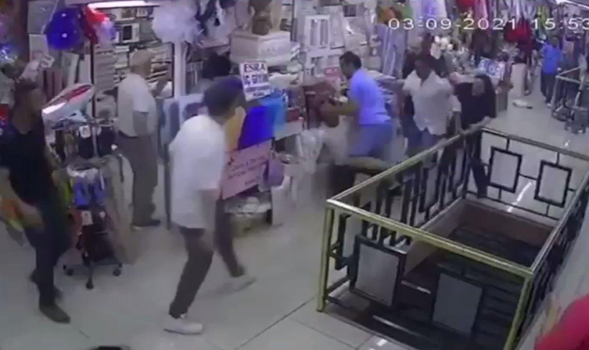 Avcılar’da eşini döven esnafa tepki